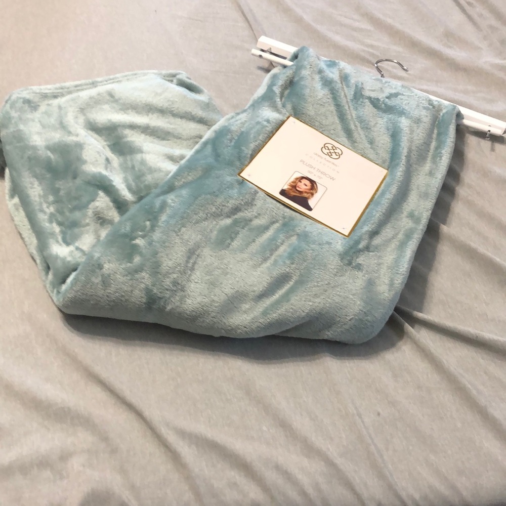 Daisy Fuentes Plush throw blanket